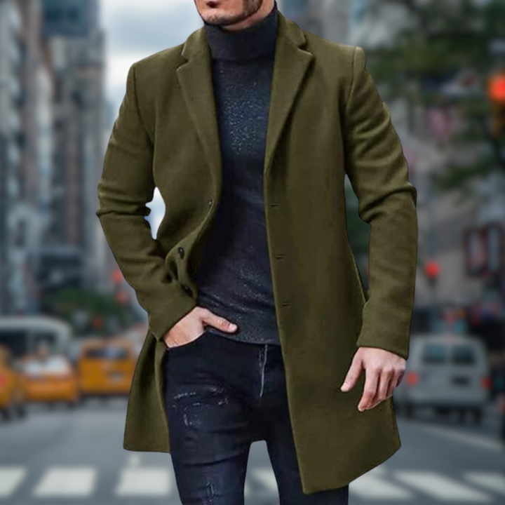 Mann im olivgrünen Wollmantel auf Stadtstraße, stilvolle Herrenmode, Herbst-Winter-Outfit.