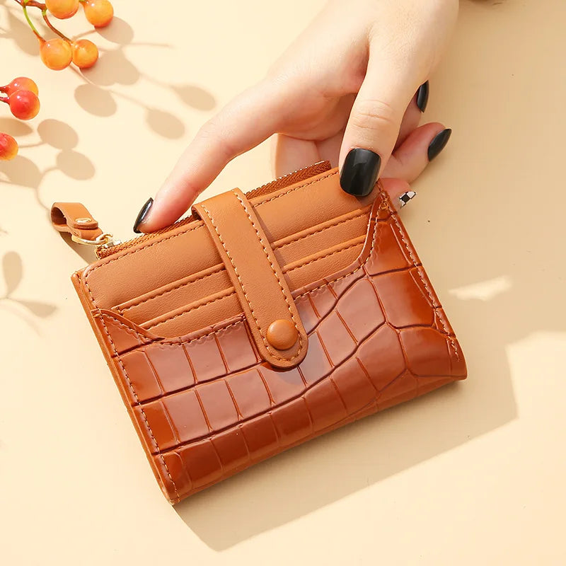 Braune Leder-Geldbörse mit Krokodilprägung, Damenhandtasche, modisches Accessoire.