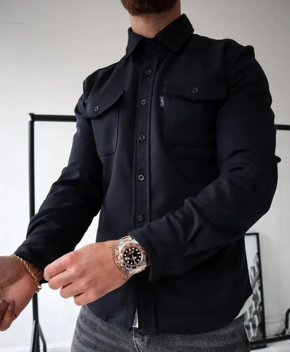 Mann in schwarzem Hemd mit Uhr, moderne Herrenmode, eleganter Stil, Langarm, Knopfleiste.