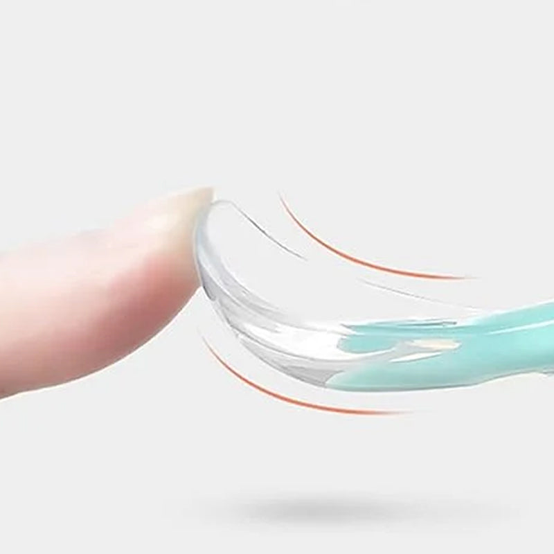 Transparente Kontaktlinse auf Finger, weiches Material, klare Sicht, Augenpflege, Nahaufnahme.