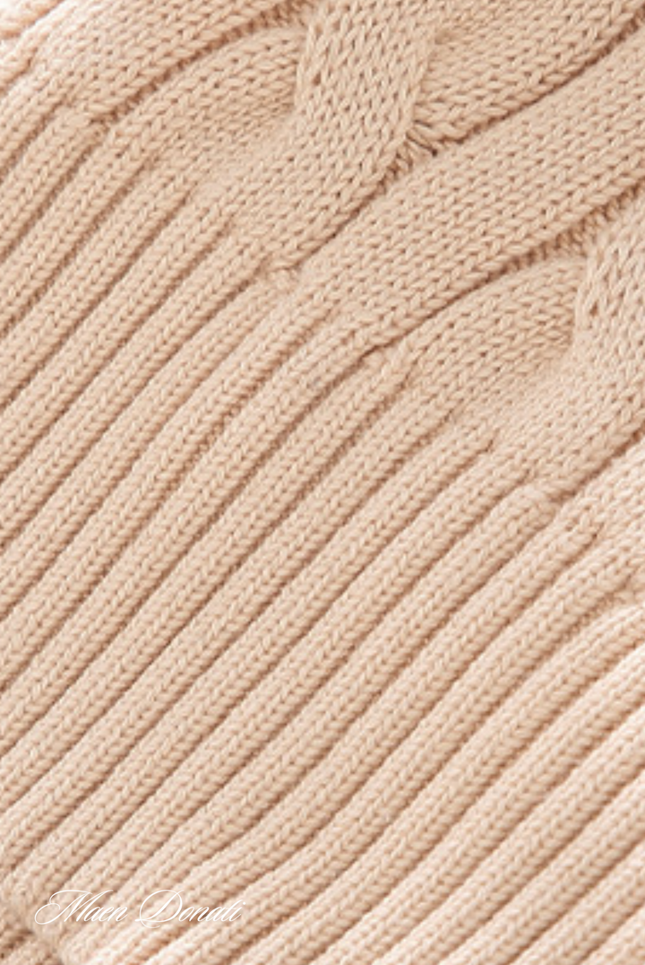 Beigefarbener Strickpullover, Zopfmuster, Baumwolle, Damenmode, Herbst-Winter-Kollektion.