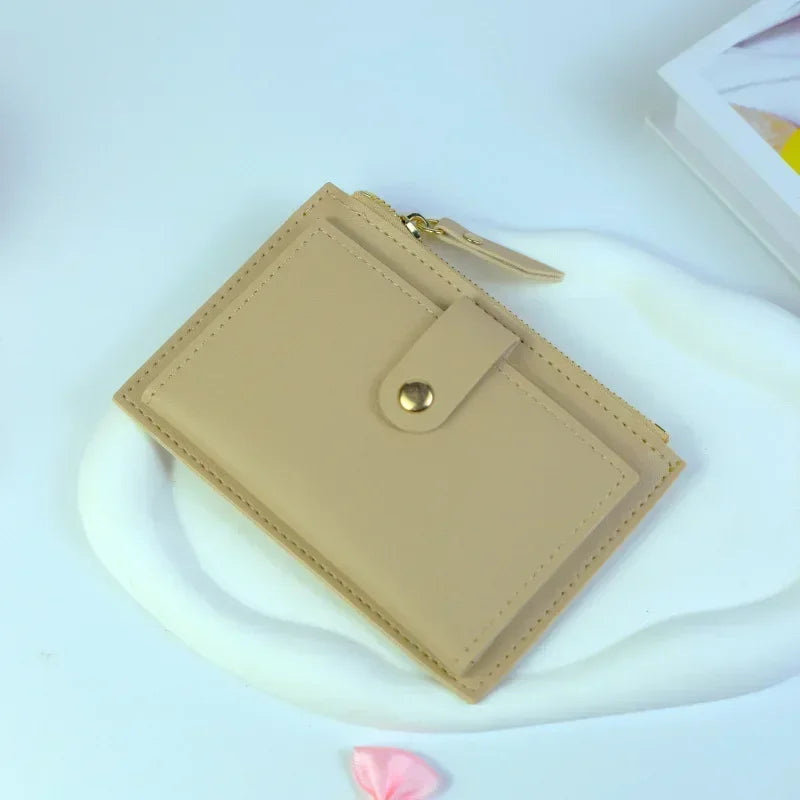 Beige Leder-Geldbörse mit Reißverschluss und Druckknopf, minimalistisches Design, Damen-Accessoire.