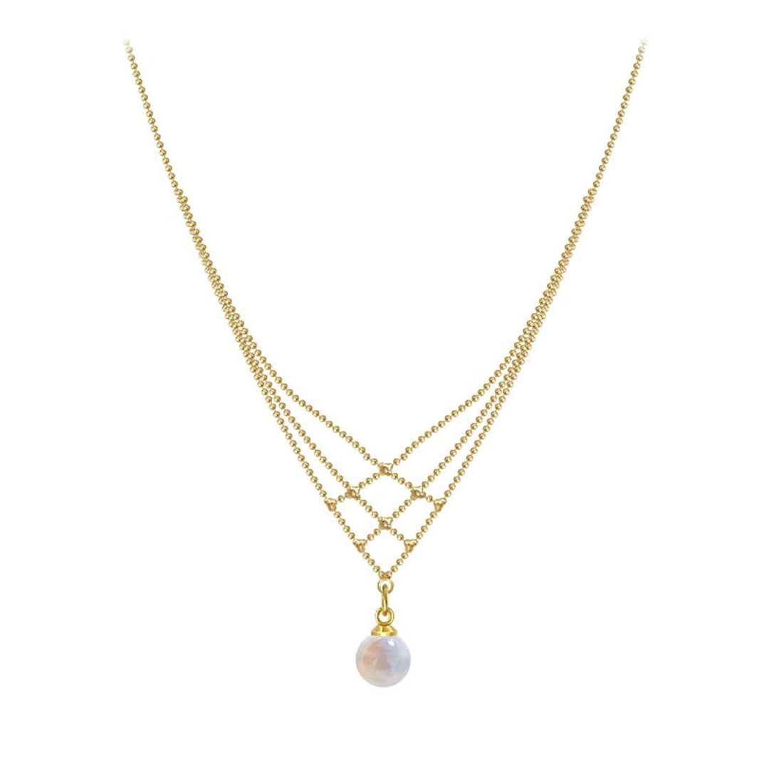 Goldene Halskette mit Perlenanhänger, elegantes Schmuckdesign, Damenaccessoire.