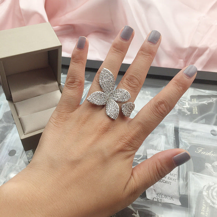 Silberner Schmetterlingsring mit Strasssteinen auf Hand, eleganter Modeschmuck, Geschenkbox.