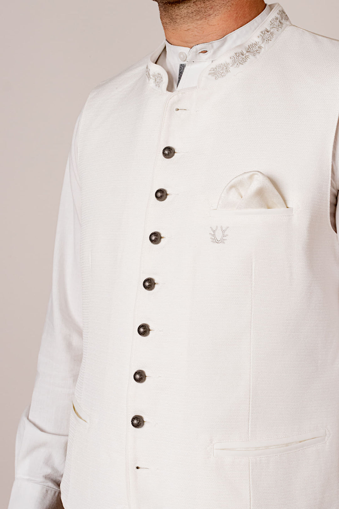Herrenweste weiß, Stehkragen, Knopfleiste, elegantes Design, Baumwolle, Hochzeit, Festmode.