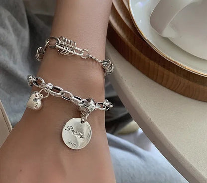 Silberarmband mit Anhängern, Herz und "Smile"-Gravur, Damenmode, Schmuckaccessoire, elegant.