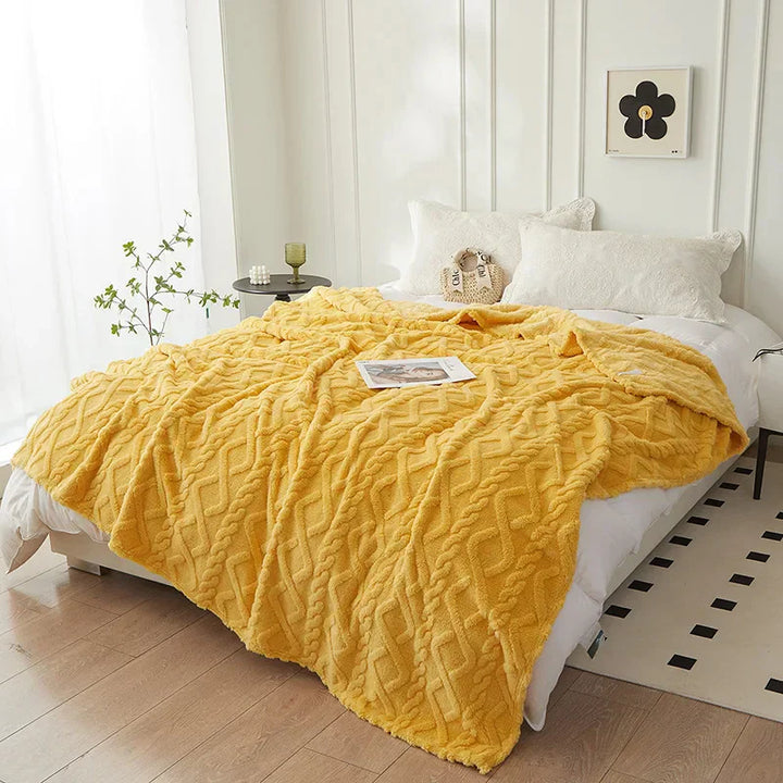Gelbe Kuscheldecke aus Fleece auf Bett, Schlafzimmerdekor, gemütlich, modern, Wohnaccessoire.