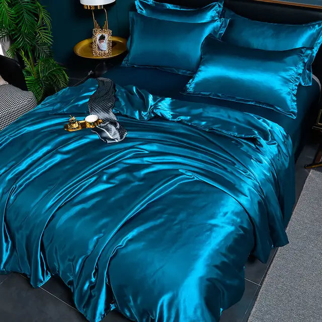 Luxuriöses blaues Seidensatin-Bettwäsche-Set, glänzend, elegant, Schlafzimmer-Dekor.