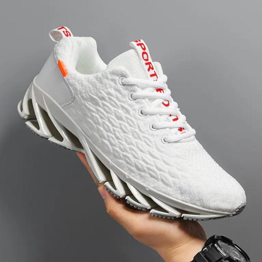 Weißer Sportschuh mit rotem Schriftzug, atmungsaktiv, rutschfeste Sohle, modisches Design.