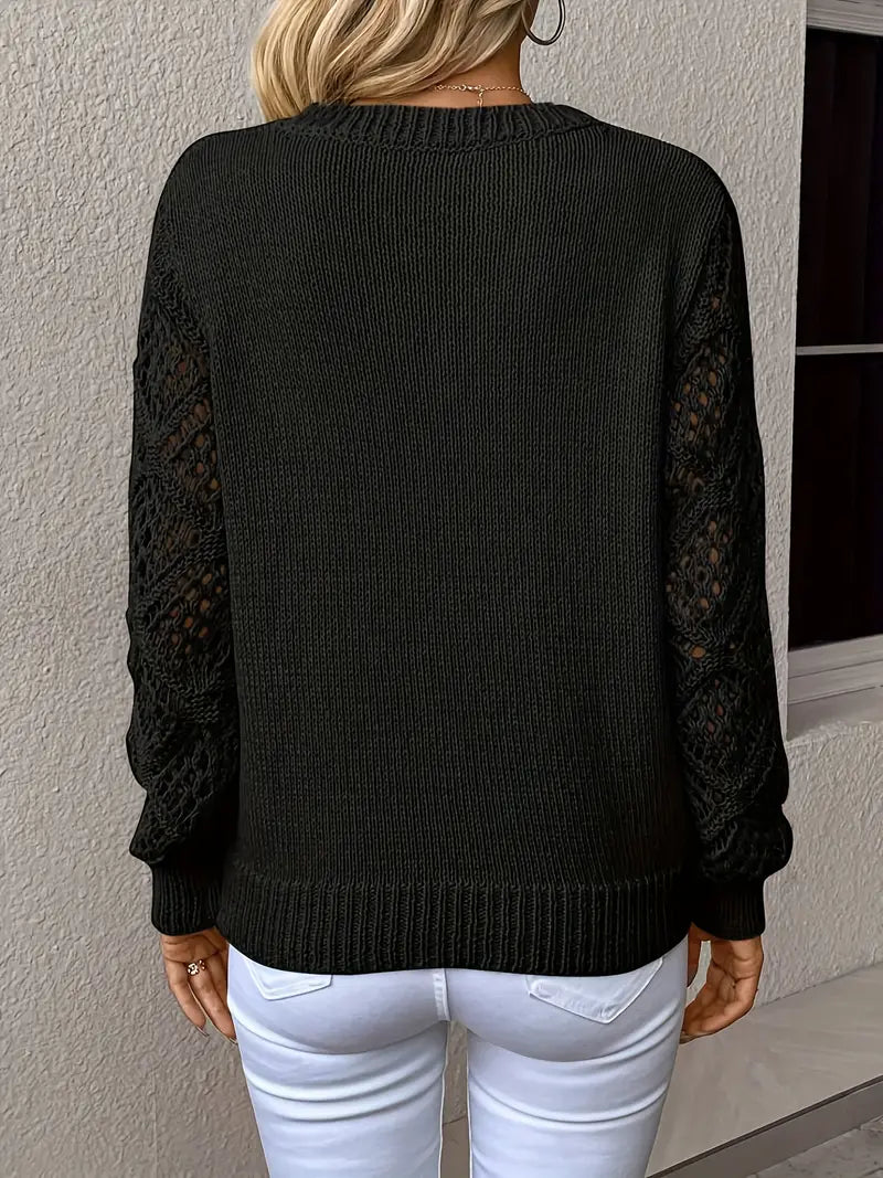 Frau in schwarzem Strickpullover mit Spitzenärmeln, Rückansicht, modisch, elegant, Herbstmode.