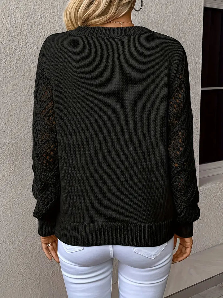 Frau in schwarzem Strickpullover mit Spitzenärmeln, Rückansicht, modisch, elegant, Herbstmode.