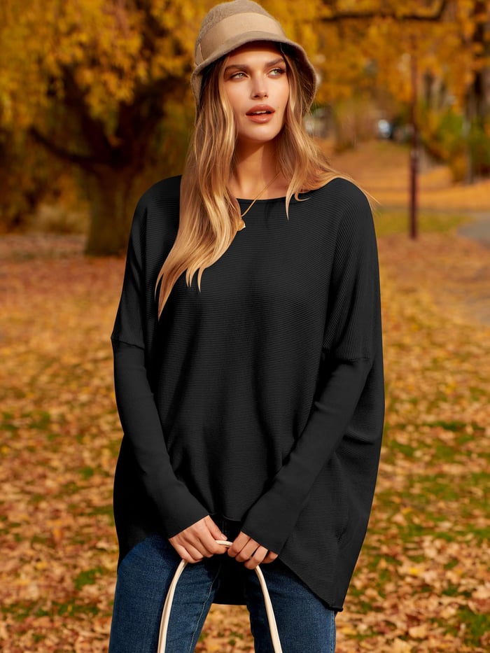 Frau im schwarzen Pullover und Hut im Herbstpark, lässige Herbstmode, Damenbekleidung.