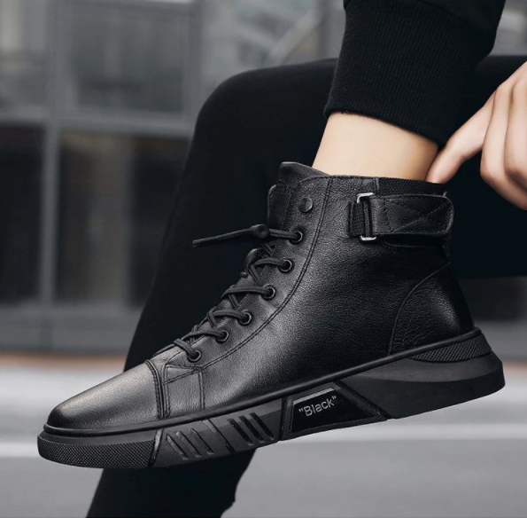 Schwarzer Herren-Sneaker aus Leder, hohe Knöchel, modisch, urbaner Stil, Schnürung.