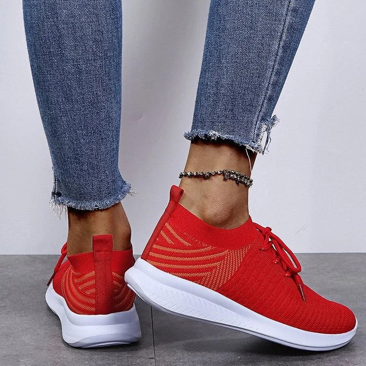 Rote Damen-Sneaker aus Strickstoff, bequem, modisch, mit weißer Sohle, ideal für Freizeit.