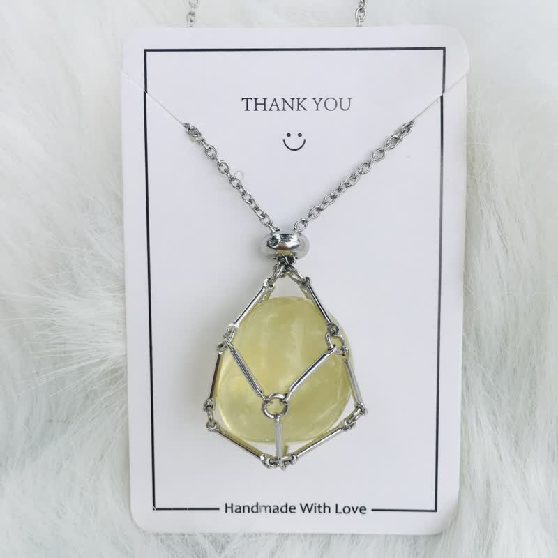 Handgefertigte Halskette mit gelbem Edelstein, silberne Fassung, Geschenkverpackung, Schmuck.