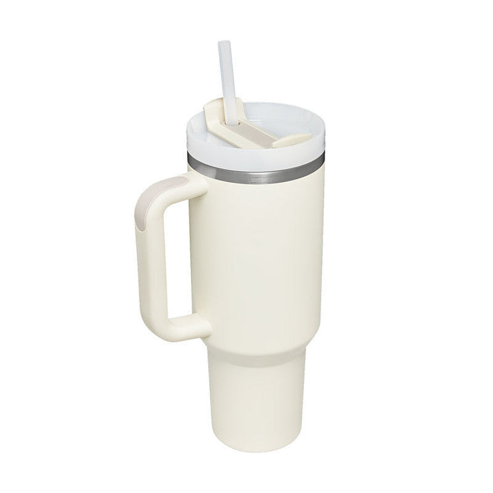 Weißer Thermobecher mit Griff und Strohhalm, doppelwandig, Edelstahl, 1 Liter, isoliert.