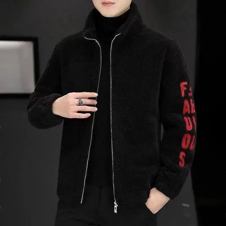 Schwarze Herrenjacke mit Reißverschluss, rotem Schriftzug, Fleece, modisch, warm, Winterkleidung.