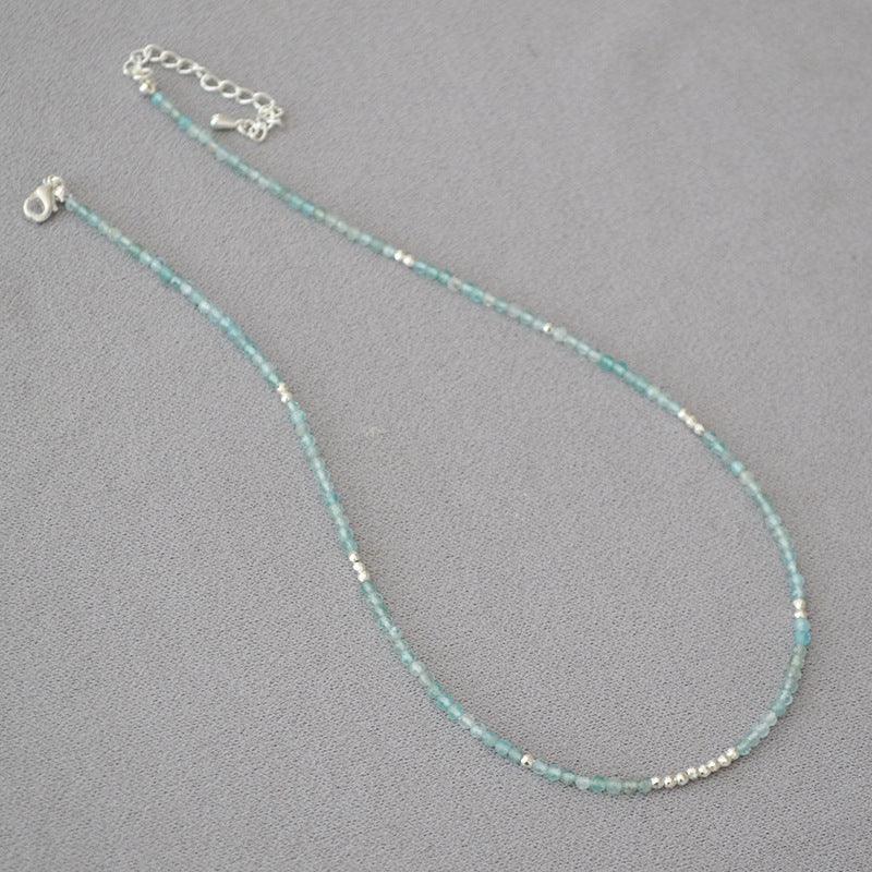 Smaragdgrüne Halskette mit silbernen Perlen, zarte Damenkette, handgefertigter Schmuck.
