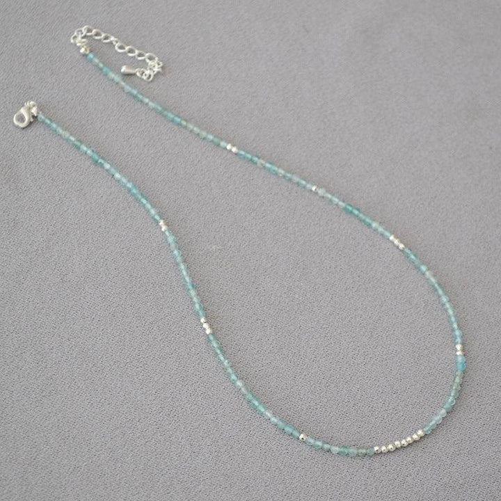 Smaragdgrüne Halskette mit silbernen Perlen, zarte Damenkette, handgefertigter Schmuck.