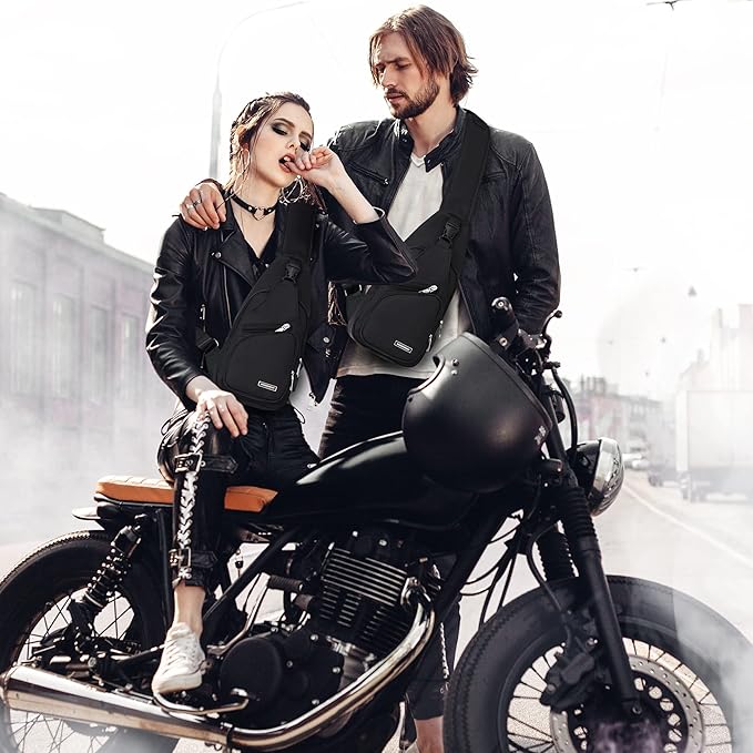Zwei Personen in schwarzer Lederkleidung mit Motorradtaschen auf einem schwarzen Motorrad.