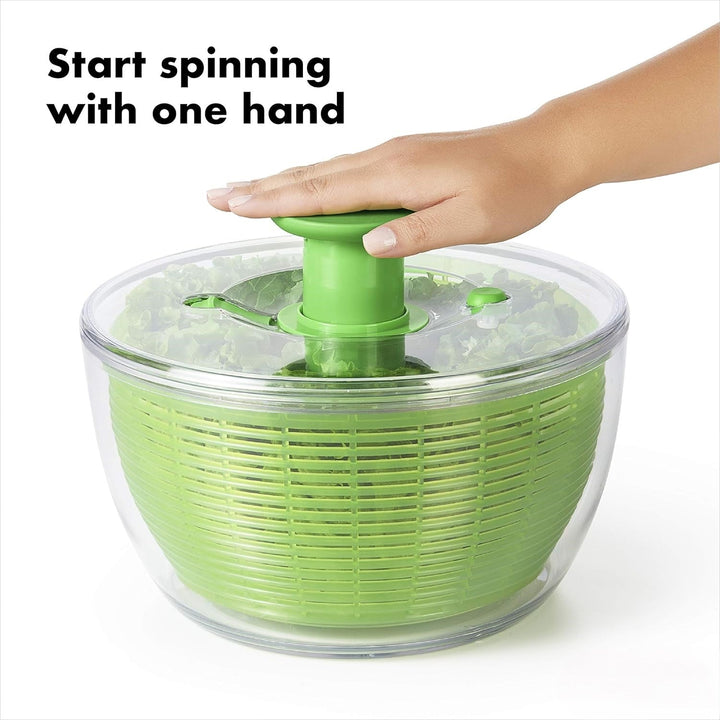 Grüne Salatschleuder mit Einhandbedienung, Kunststoff, transparent, Küchengerät.
