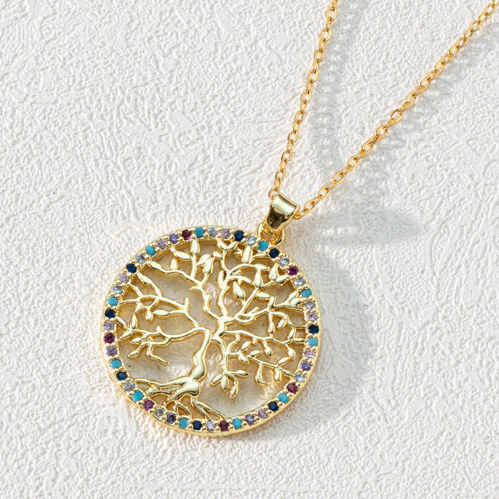 Goldener Lebensbaum-Anhänger mit bunten Edelsteinen auf feiner Kette, Schmuckdesign.