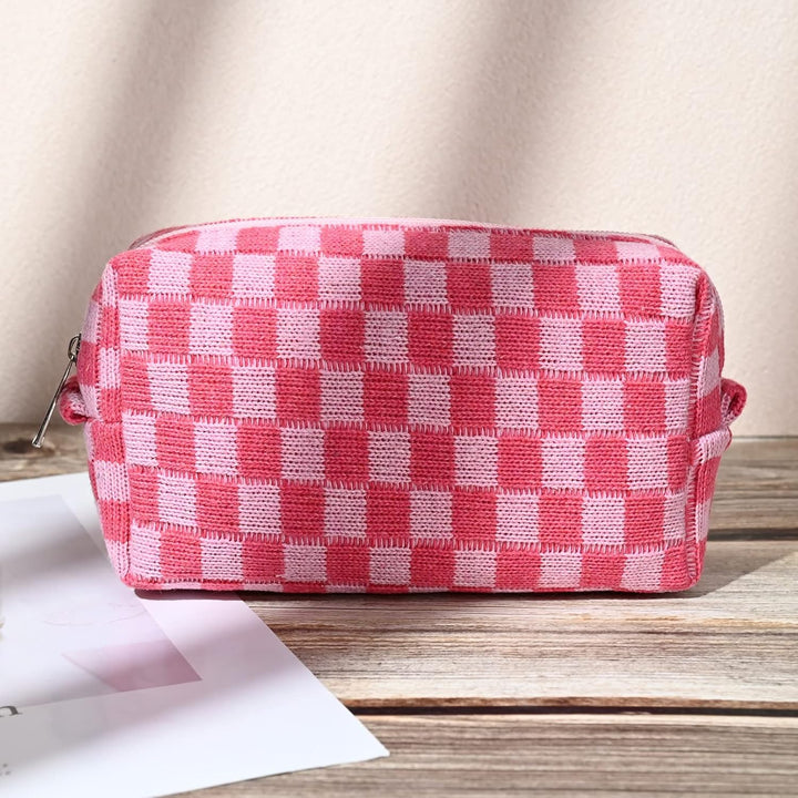 Rosa-weiß karierte Kosmetiktasche, Reißverschluss, Baumwolle, rechteckig, auf Holztisch.