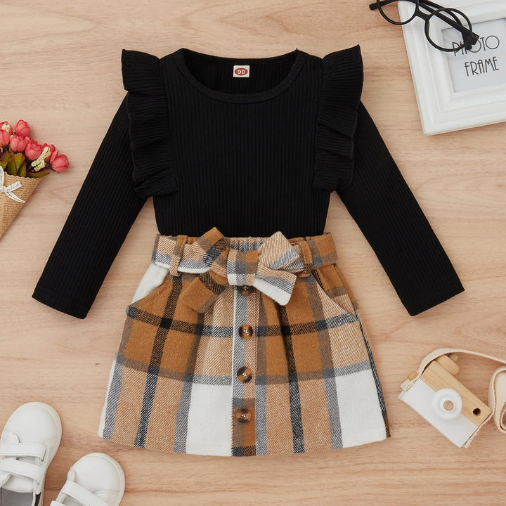 Schwarzes Kinderkleid mit Rüschenärmeln und kariertem Rock, Herbstmode für Mädchen.