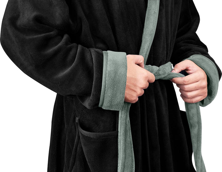 Schwarzer Fleece-Bademantel mit grünen Akzenten, weiches Material, gemütlich, unisex.