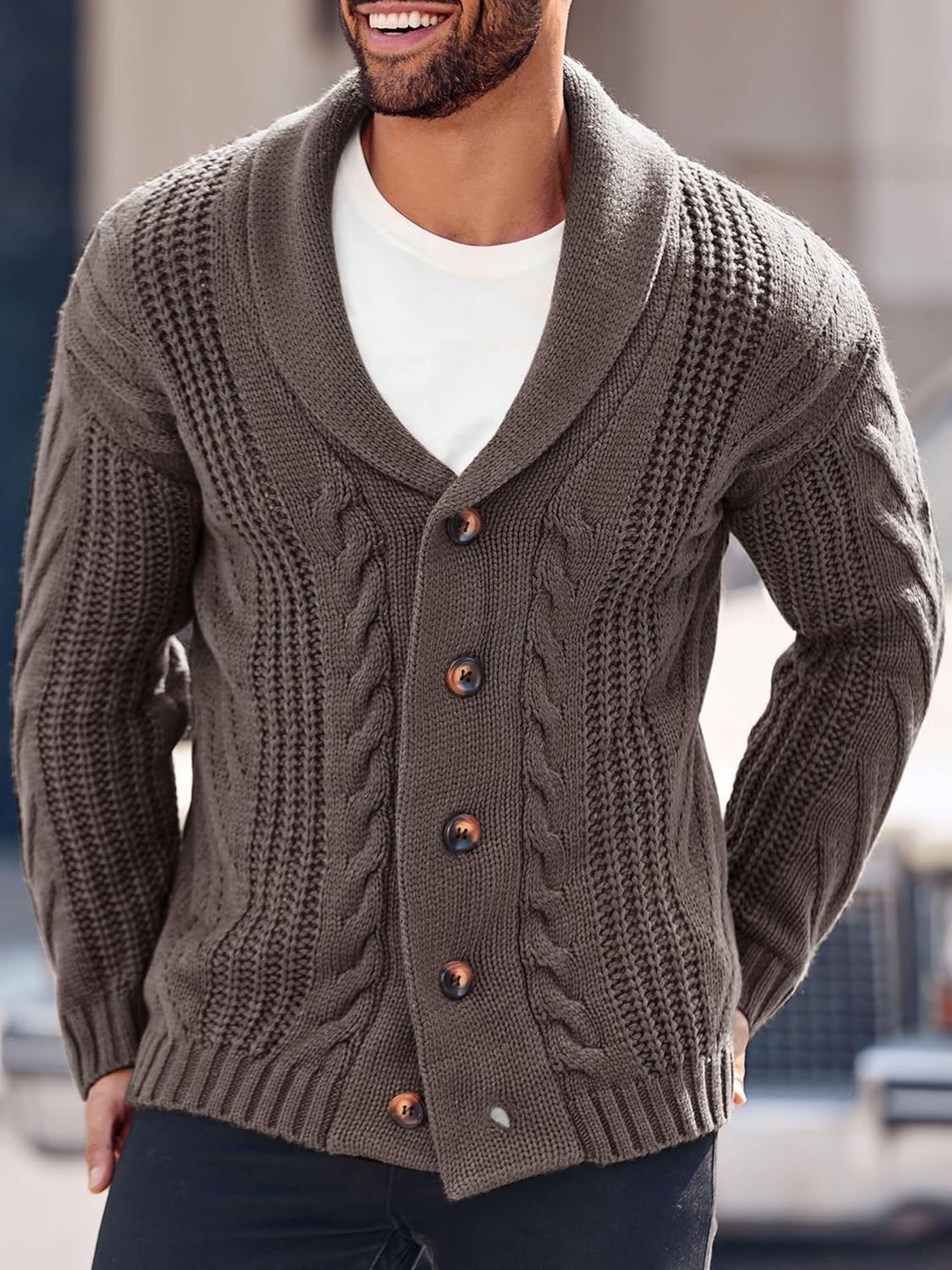 Mann trägt graue Strickjacke mit Schalkragen und Knöpfen, modisch, warm, Herrenmode.