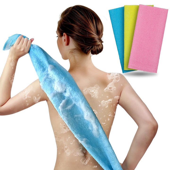 Frau mit blauem Peeling-Handtuch, bunte Peelingtücher, Hautpflege, Duschzubehör.