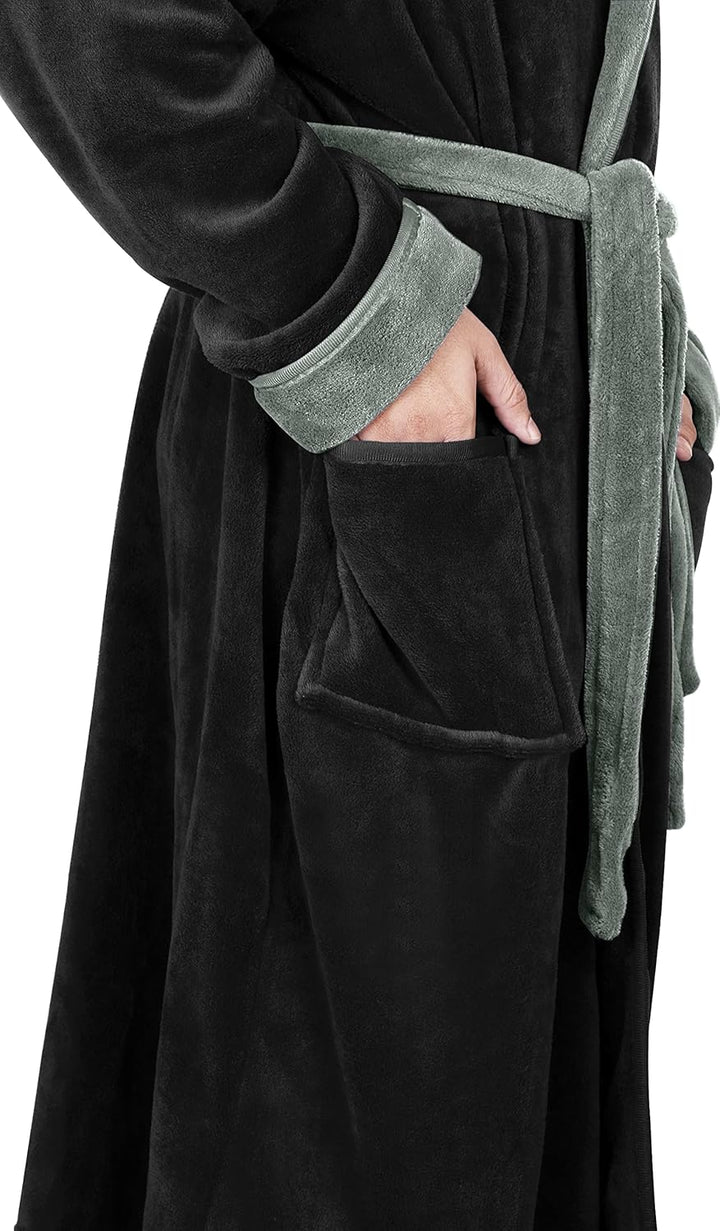 Schwarzer Bademantel aus Fleece mit grünen Akzenten und Taschen, gemütlich und warm.