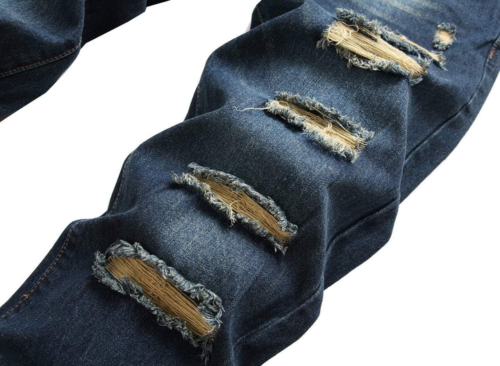 Zerrissene blaue Jeans, Denim, modisch, Vintage-Look, Herrenbekleidung, Detailansicht.