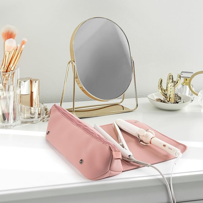 Rosa Haarglätter mit Tasche, Schminktisch, Spiegel, Make-up-Pinsel, moderner Stil.