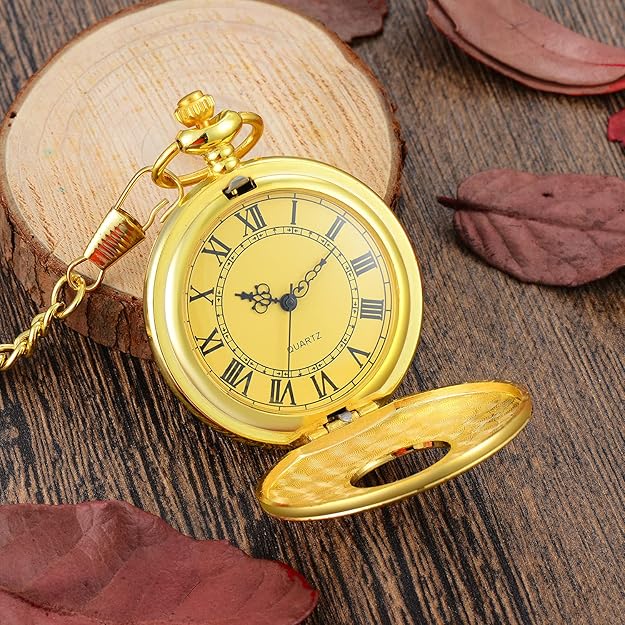Goldene Taschenuhr mit römischen Ziffern, Vintage-Design, auf Holzuntergrund mit Herbstblättern.