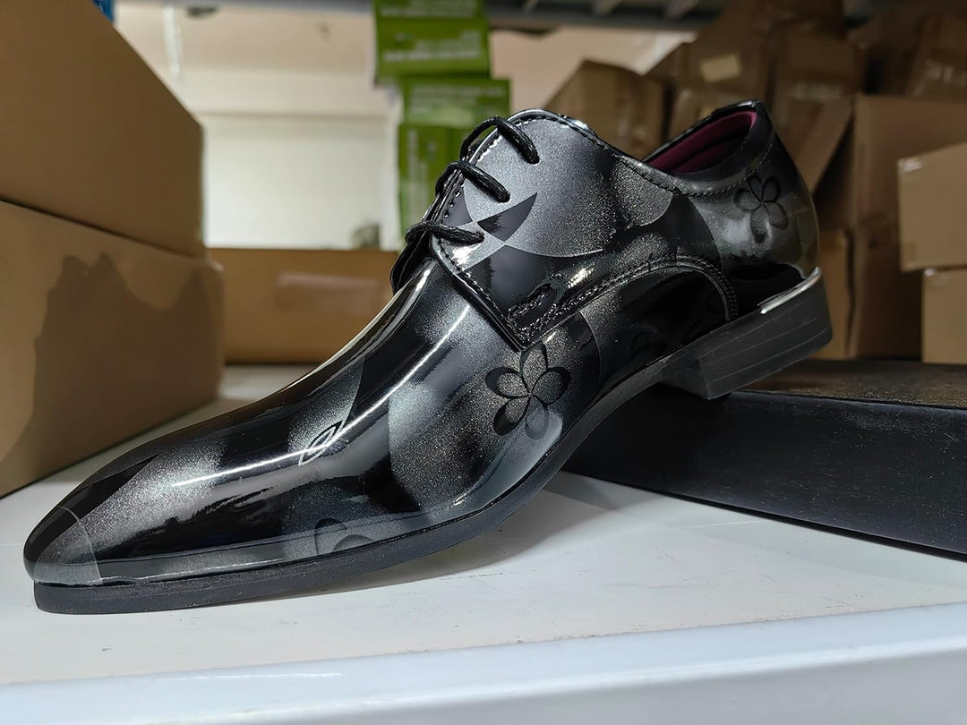 Schwarzer Lacklederschuh mit Blumenmuster, eleganter Herrenschuh, glänzend, formell.