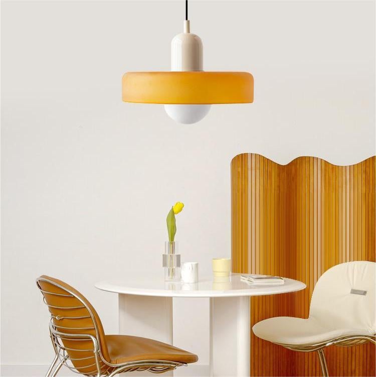 Moderne gelbe Pendelleuchte über Esstisch, minimalistisches Design, Inneneinrichtung.