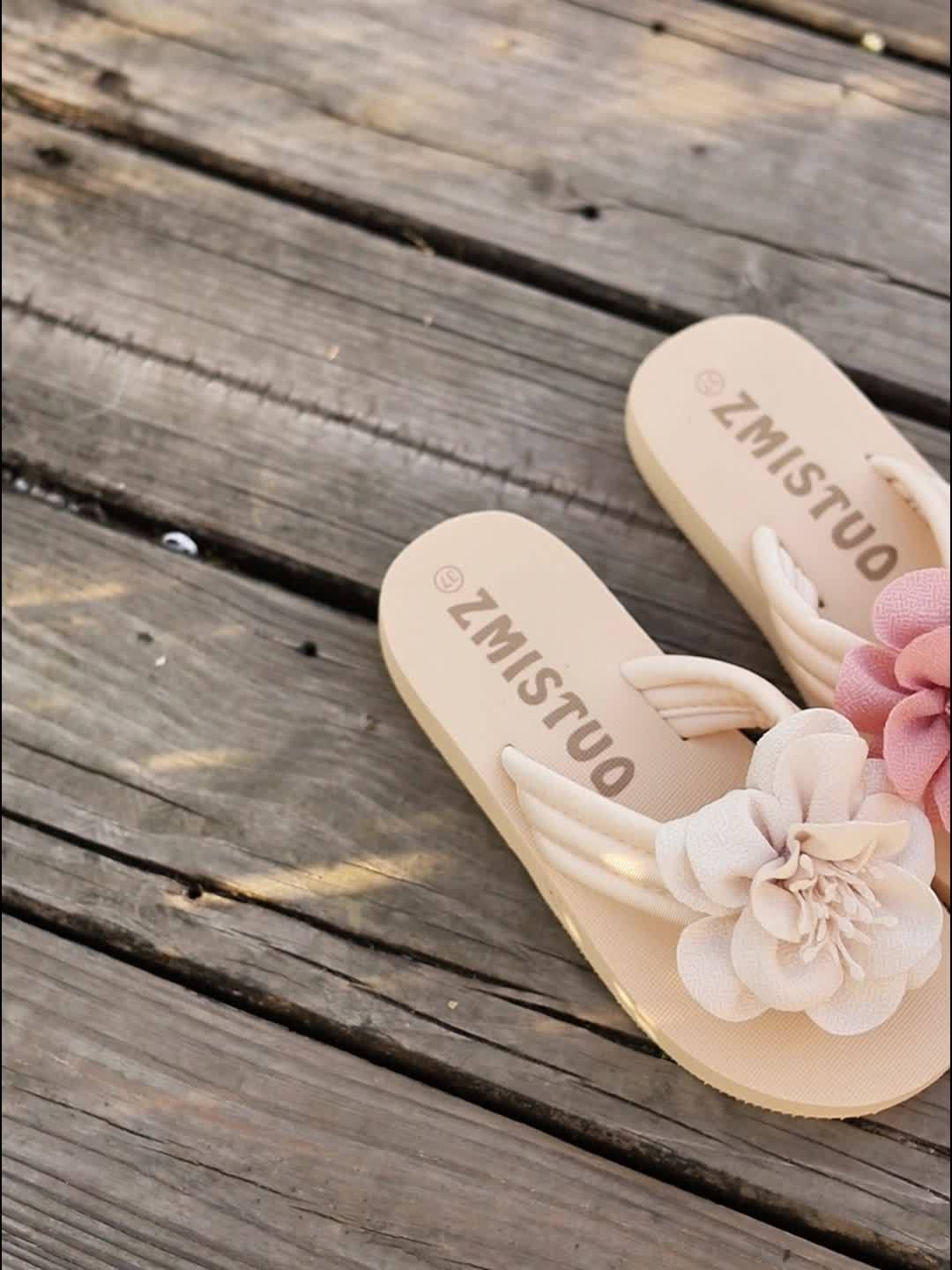 Stylové dámské slippers s květinovým detailem na léto - KvětníKrok