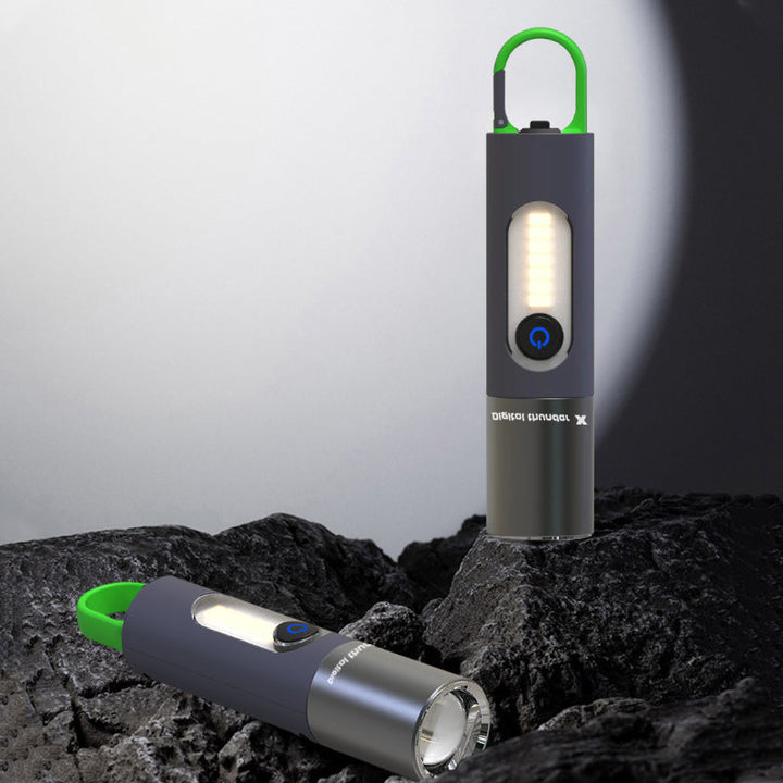 Zwei tragbare LED-Taschenlampen, schwarz-grün, auf Felsen, Outdoor-Campinglicht.