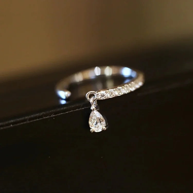 Silberner Ring mit Diamantanhänger, eleganter Schmuck, funkelnd, luxuriöses Design.