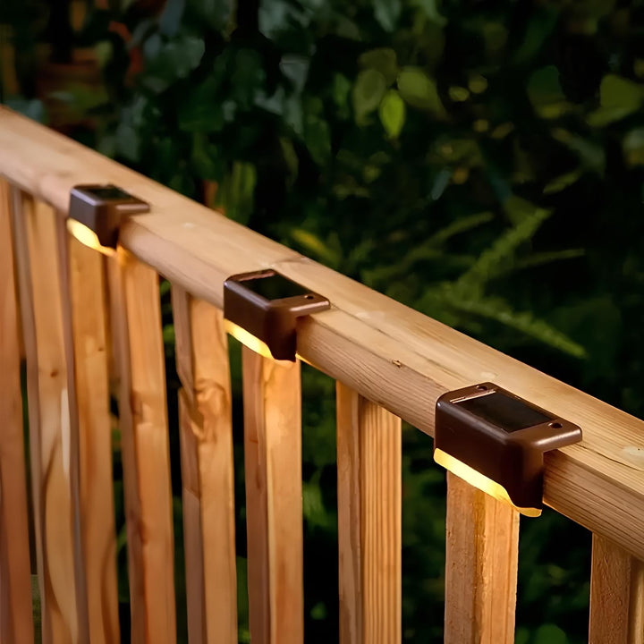 Solarbetriebene LED-Treppenlichter aus Holz, warmweiß, für Außenbereich, umweltfreundlich.