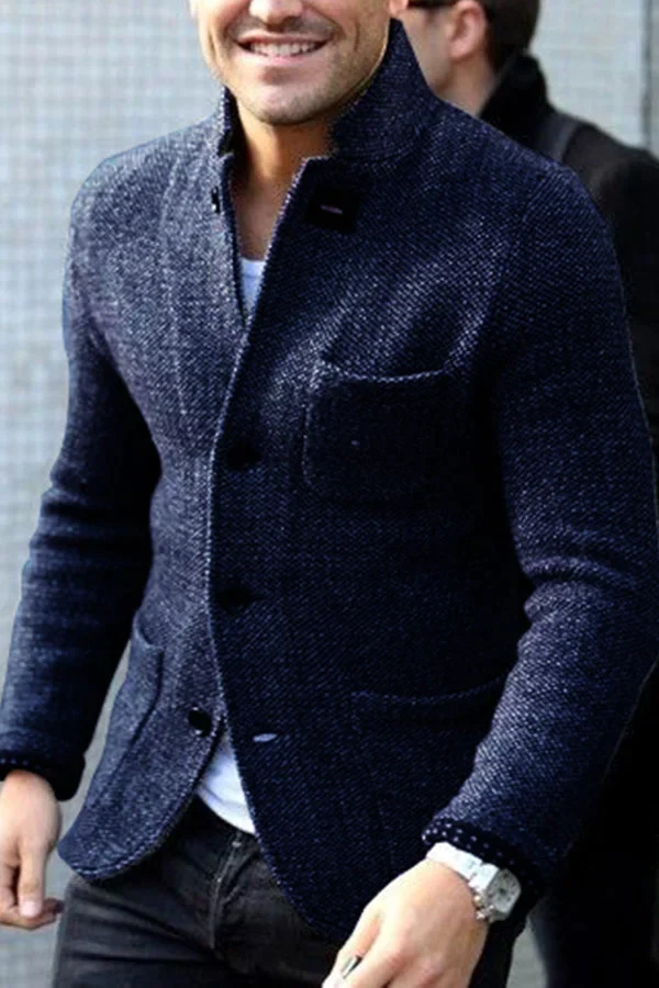 Mann in marineblauem Tweed-Blazer, elegant, modisch, Herbstmode, Herrenbekleidung.