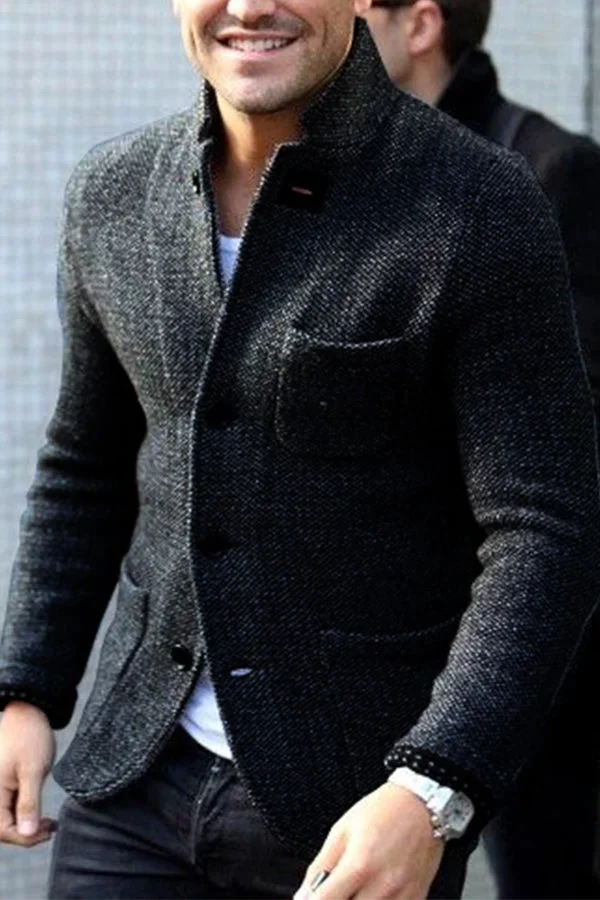 Mann in schwarzer Tweedjacke, eleganter Stil, Herbstmode, Herrenbekleidung, Freizeitlook.