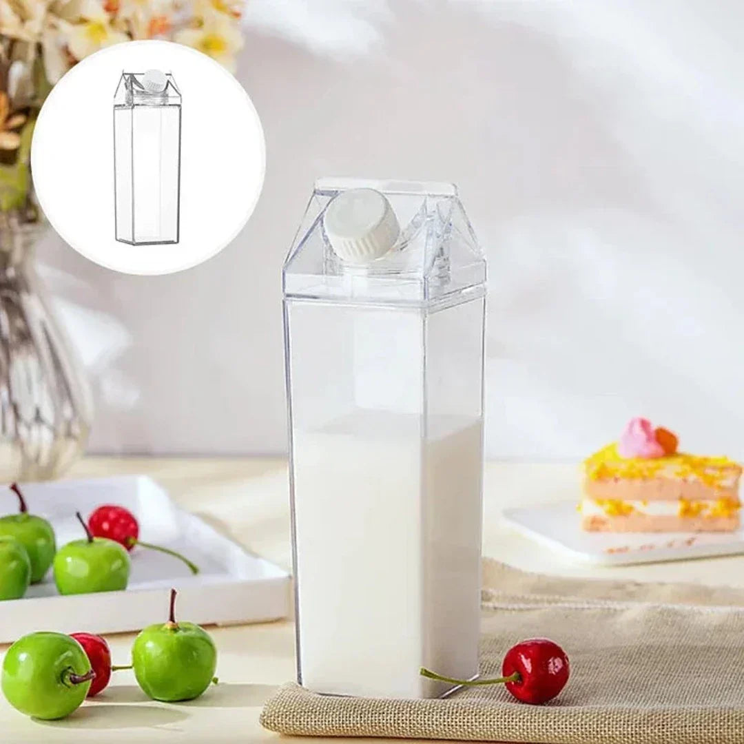 Transparenter Milchbehälter aus Kunststoff, quadratisch, mit Schraubverschluss, auf Küchentisch.