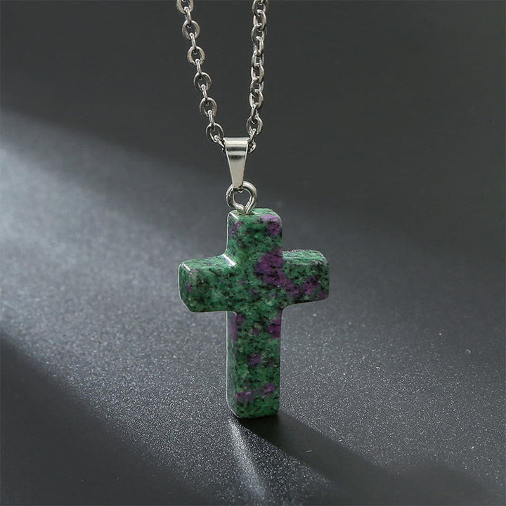 Grüner und violetter Edelstein-Kreuzanhänger an silberner Kette, Schmuck, Unisex.