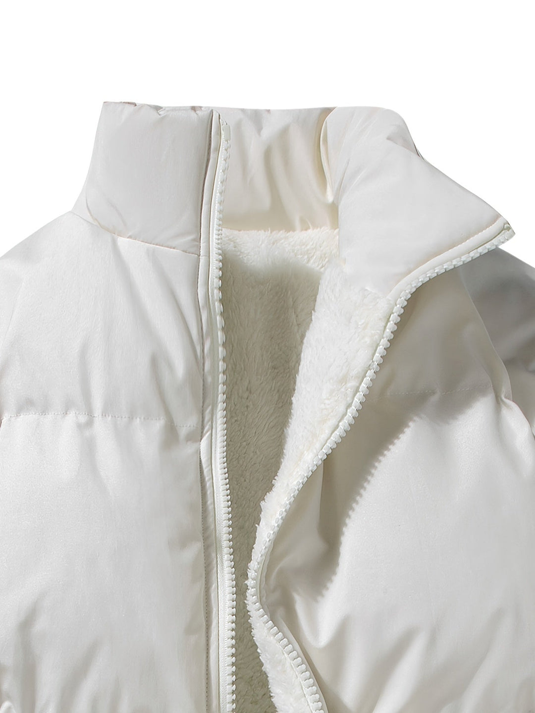 Weiße Daunenjacke mit Reißverschluss, gefüttert, Wintermode, warm, stilvoll, Damenbekleidung.