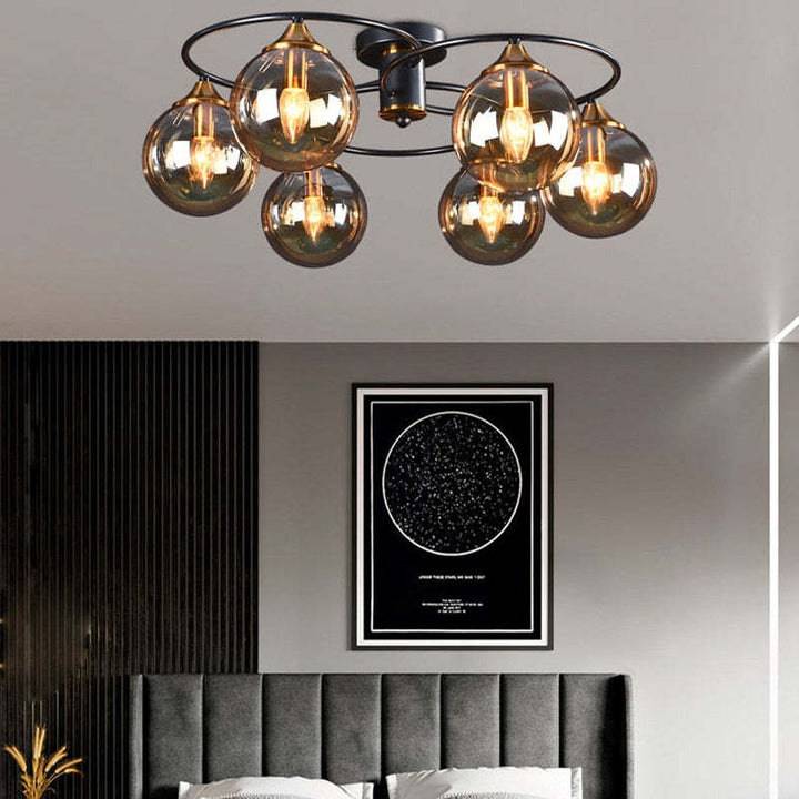 Moderne Deckenleuchte mit sechs rauchgrauen Glaskugeln im Schlafzimmer.