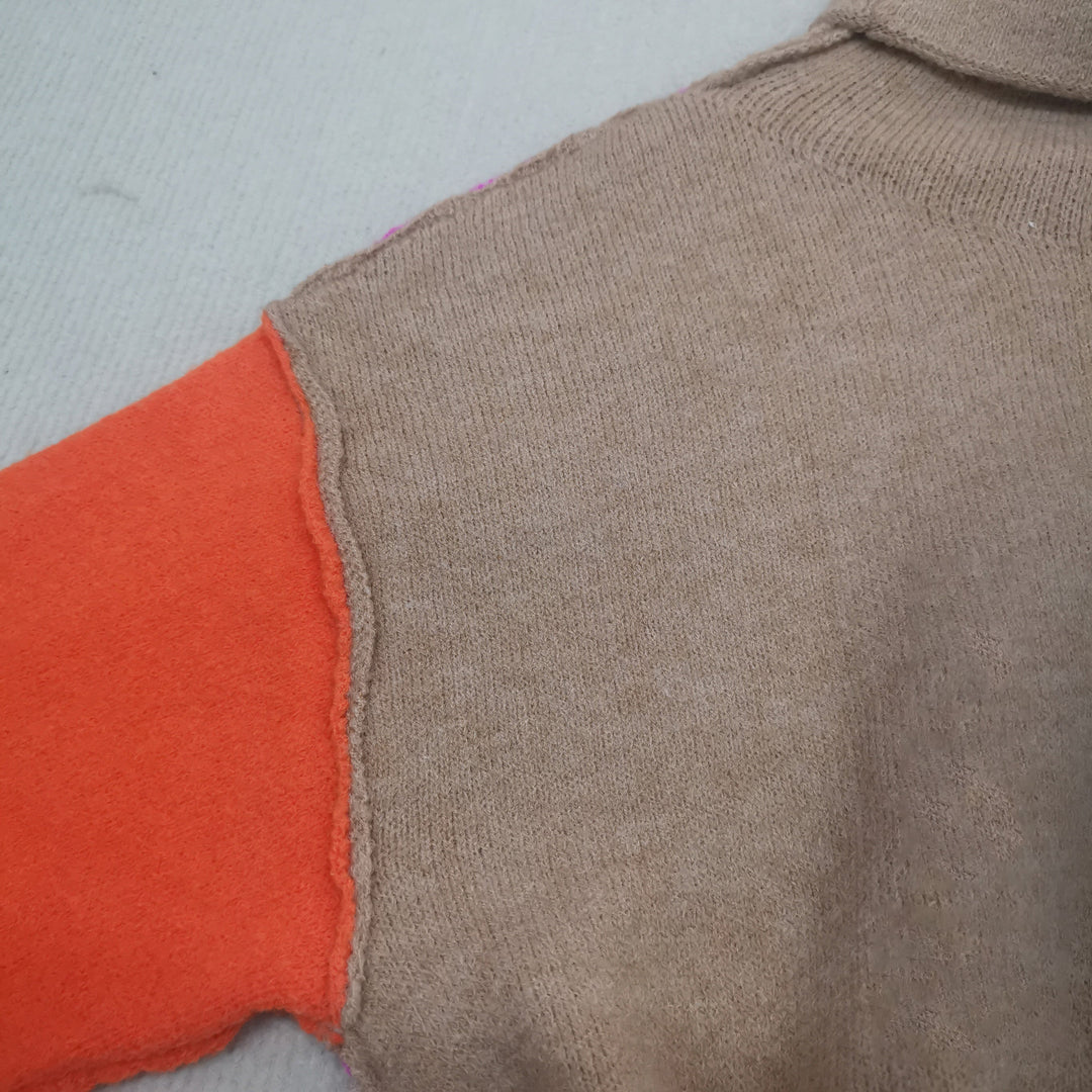 Brauner Wollpullover mit orangefarbenem Ärmel, gestrickt, modisch, warm, Herbstbekleidung.