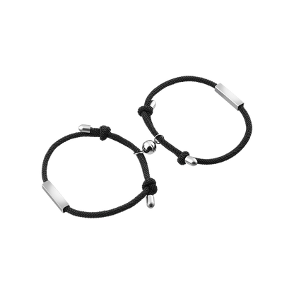 Schwarzes Armband-Set mit silbernen Verschlüssen, verstellbar, Unisex, modisches Accessoire.