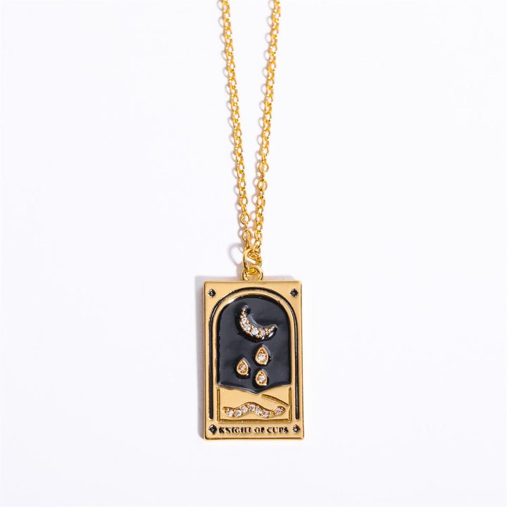 Goldene Tarot-Anhänger-Halskette mit schwarzem Emaille und Kristallen, modisches Schmuckstück.